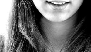courtier sourire